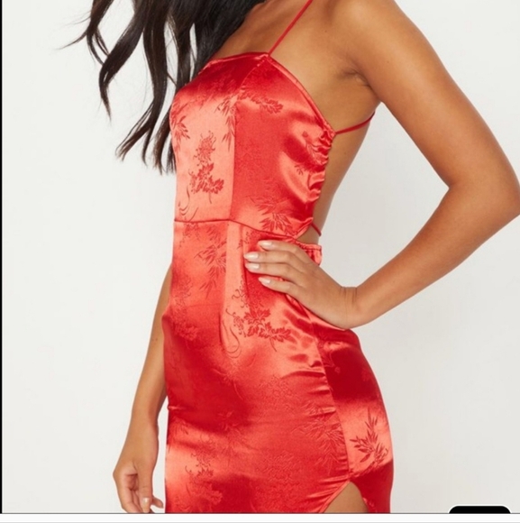 💚5/$25 PrettyLittleThing Red Oriental Satin Cut Out Open Back Mini Dress Size 6 - Picture 1 of 10
